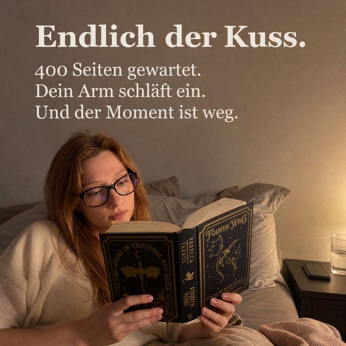 Frau liest im Bett, auf einen Ellbogen gestützt, das Buch hochgehalten
