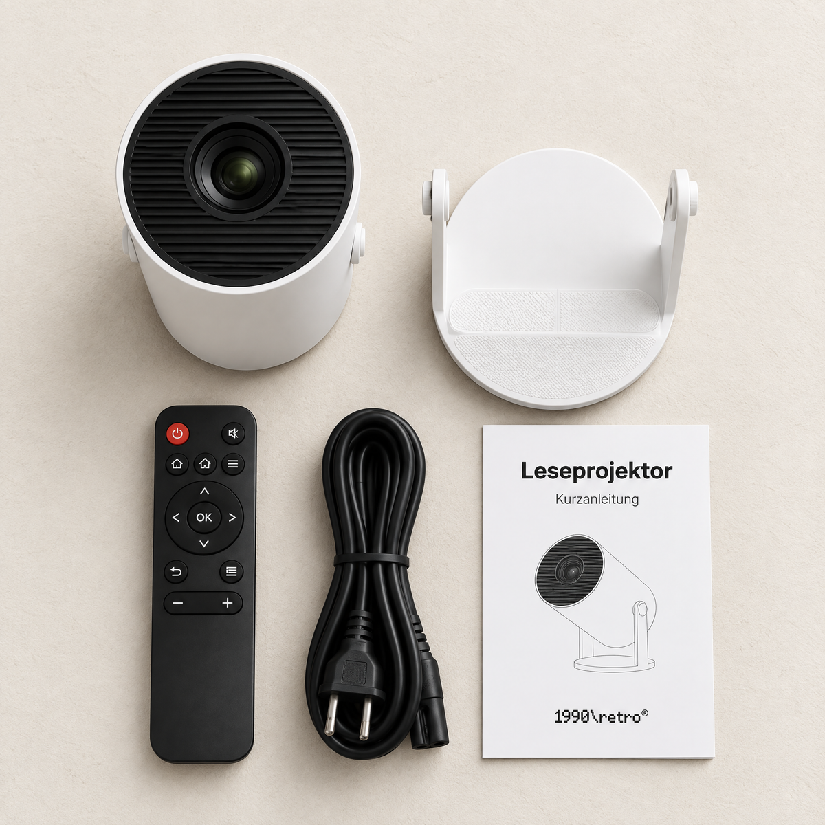Im Lieferumfang: Projektor, Fuß mit Neigearm, Fernbedienung, Netzkabel und Schnellstart-Karte