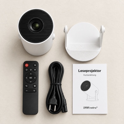 Im Lieferumfang: Projektor, Fuß mit Neigearm, Fernbedienung, Netzkabel und Schnellstart-Karte